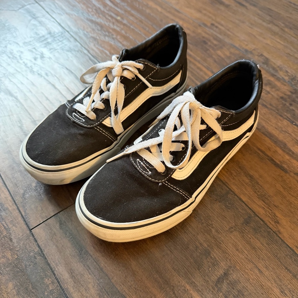 Vans Black/White Suede Skateboard Shoes Youth Size 4 Classic low Sneakers